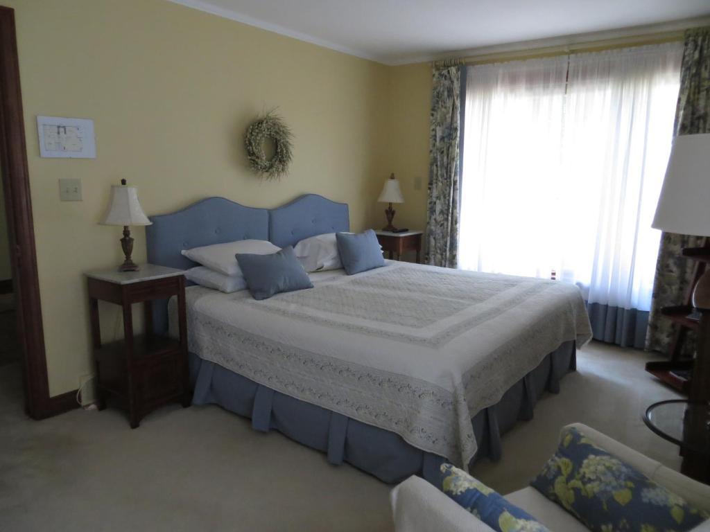 Cedar Gables Bed & Breakfast Niagara-on-the-Lake Room photo